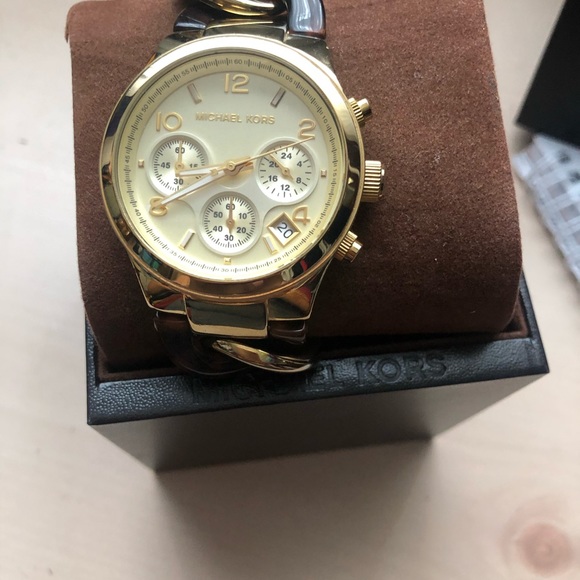 Michael Kors Cheetah Watch - Picture 3 of 3